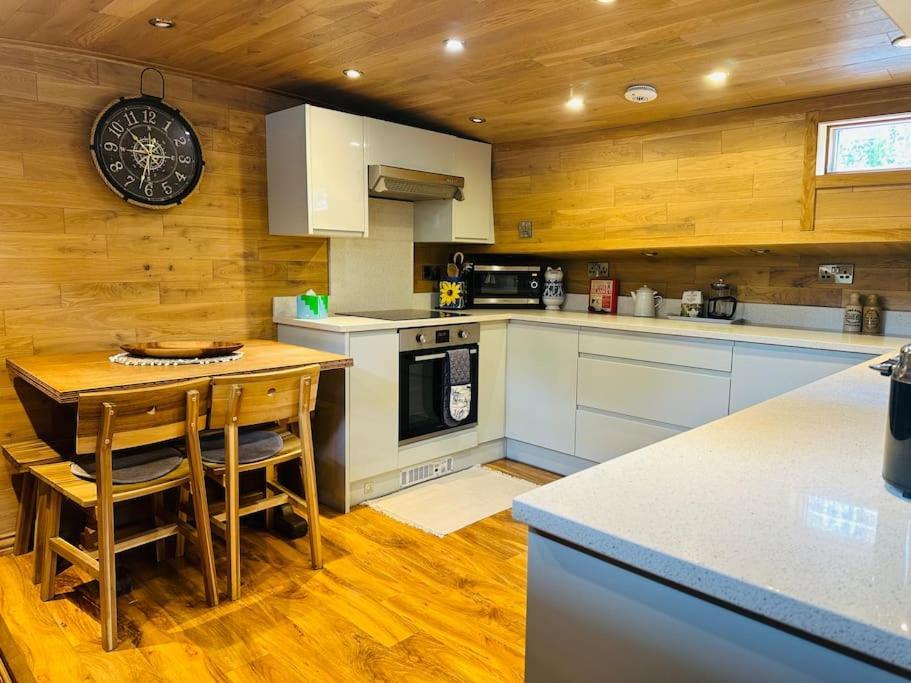 Unique Houseboat Experience I Central City Break يورك المظهر الخارجي الصورة